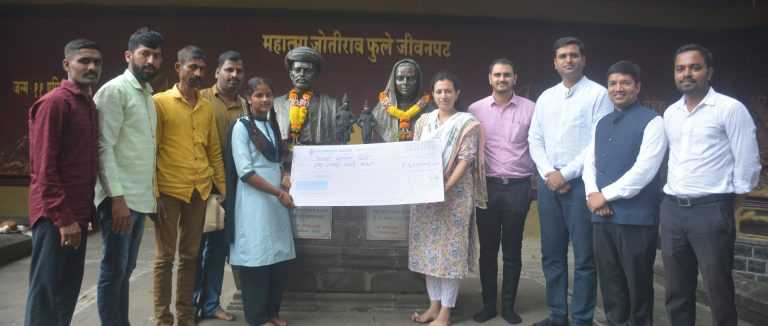 रायगडावर ताक विकणा-या ‘कमल’ ला पुणेकरांतर्फे  १ लाखाची शैक्षणिक मदत 