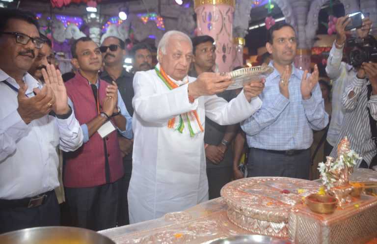 केरळचे राज्यपाल आरिफ मोहम्मद खान यांनी घेतले श्री महालक्ष्मी देवीचे दर्शन 