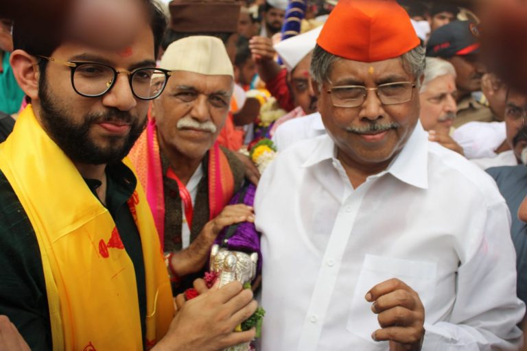  पुण्यात आदित्य ठाकरे आणि चंद्रकांत पाटील आमने-सामने