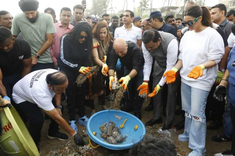 अमृता फडणवीस आणि भामला फाउंडेशन यांच्या मार्फत मुंबईच्या जुहू समुद्रकिनारी स्वच्छता मोहिम