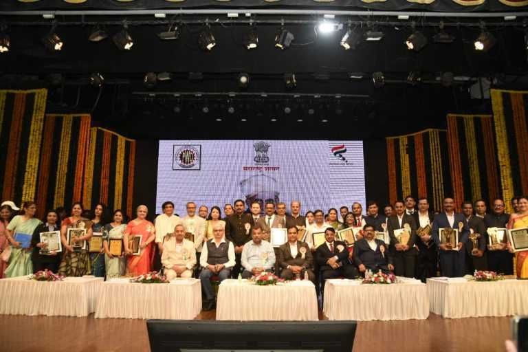 ६५ अभियंत्यांचा उल्लेखनीय कामगिरीबद्दल प्रमाणपत्र व स्मृतीचिन्ह प्रदान करुन गौरव