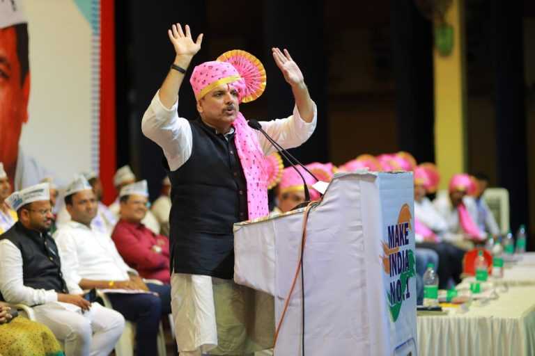 मोदी हे अदाणींना नंबर 1 बनवत आहेत तर अरविंद केजरीवाल हे सामान्य जनतेला, देशाला नंबर 1 बनवत आहेत:खासदार संजय सिंह