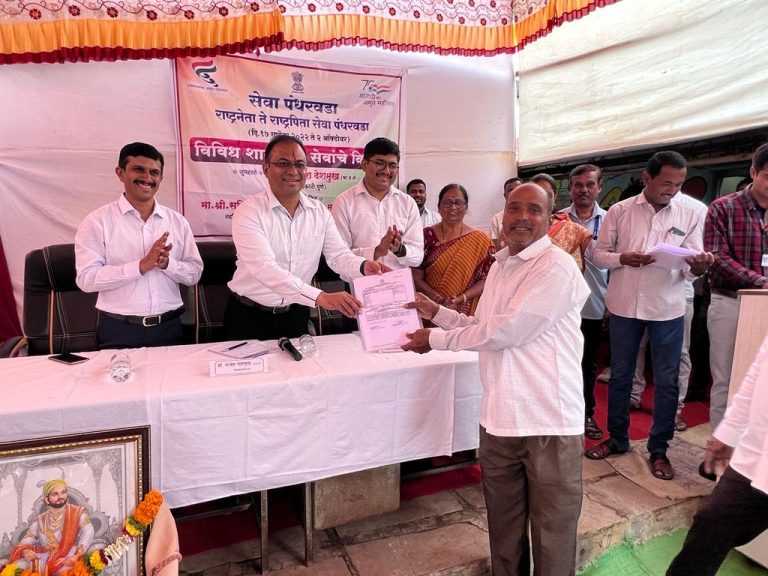 सेवा पंधरवडा निमित्त जिल्हाधिकाऱ्यांच्या हस्ते विविध सेवांचे वितरण