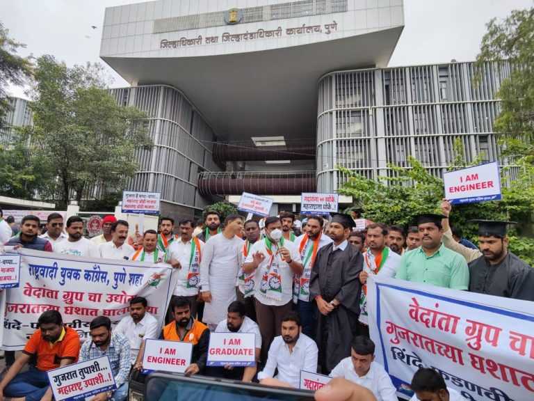 महाराष्ट्र सरकार चालवणारेच जर गुजरातची चाकरी करत असतील तर युवकांनी दाद मागायची कोणाकडे..?