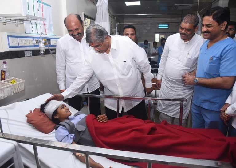 …अन् वेदना विसरून विद्यार्थीनींच्या चेहऱ्यावर क्षणभर फुललं हसू