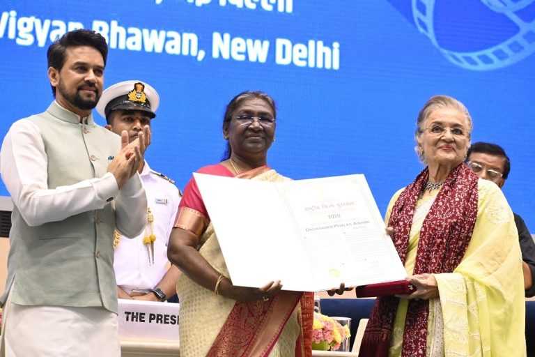 आशा पारेख दादासाहेब फाळके पुरस्काराने सन्मानित