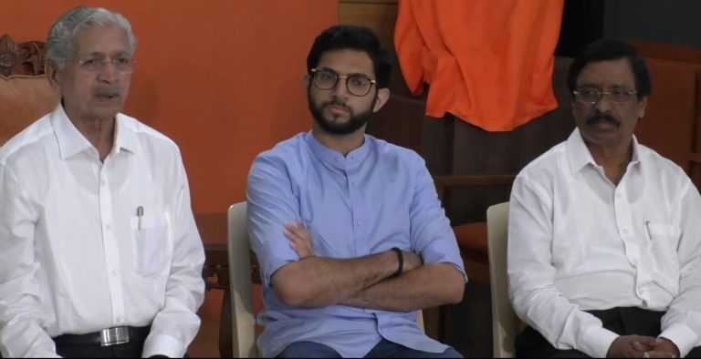 “स्वत:साठी खोके आणि महाराष्ट्राला धोके” महाराष्ट्रात येणारा प्रकल्प गुजरातला गेल्याने आदित्य ठाकरेंचा हल्लाबोल