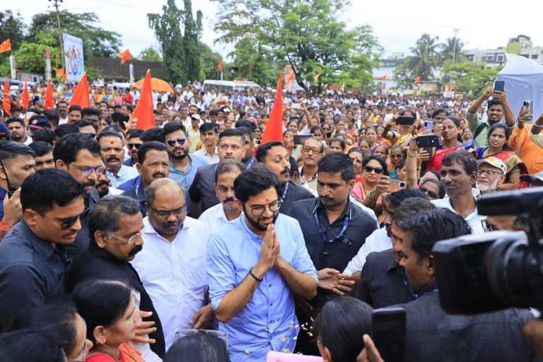 आदित्य ठाकरेंच्या ‘झेड’ दर्जाच्या सुरक्षेतील सुरक्षारक्षकांना गृह विभागाने गाड्याच पुरवल्या नाहीत ;खाजगी गाड्या करून आदित्यांच्या सुरक्षेसाठी धावाधाव करण्याची आली वेळ