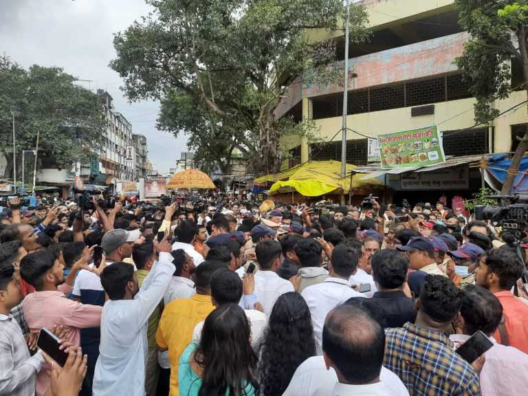 तरुणींमध्ये आदित्य ठाकरेंची क्रेझ ,आदित्य दिसताच पडला त्याच्याभोवती गराडा