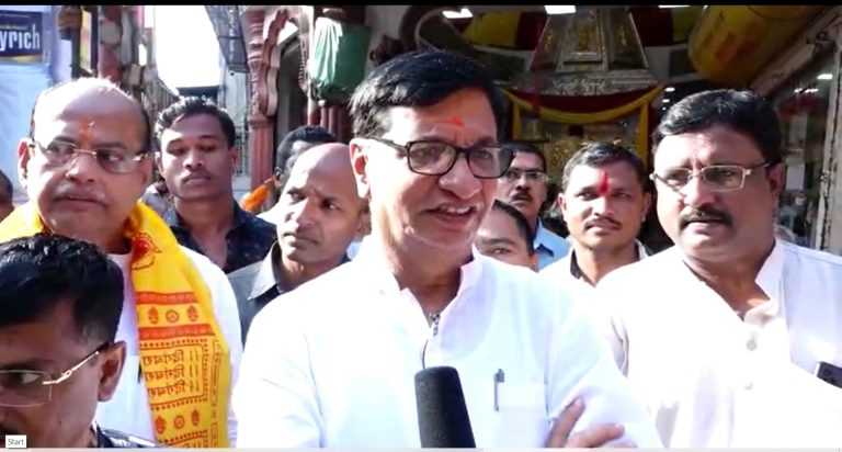 दुही:भेद नष्ट कर,देशाची विविधता हीच ताकद बनव रे बाप्पा.. अखेरीस दगडूशेठला साकडे ….