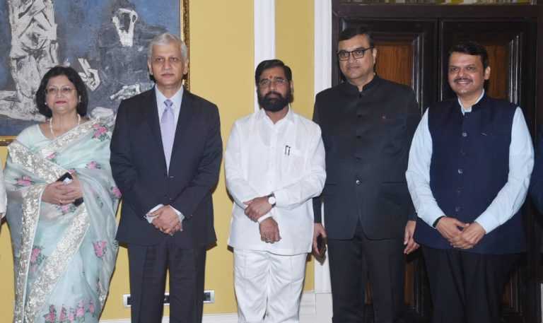 न्यायालयात सुनावणी आणि सरन्यायाधीश- सीएम  शिंदे एकाच मंचावर, याचा संदेश समाजात काय जाईल ?याची ही काळजी घेऊ नये ?