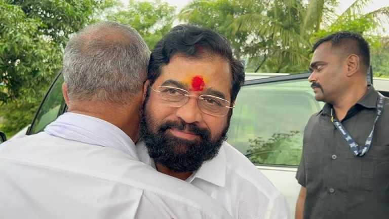 मुख्यमंत्र्यांनी  पुण्यातील गणेश भेटी बरोबर घेतली अभिनेता नाना पाटेकरांची गळाभेट