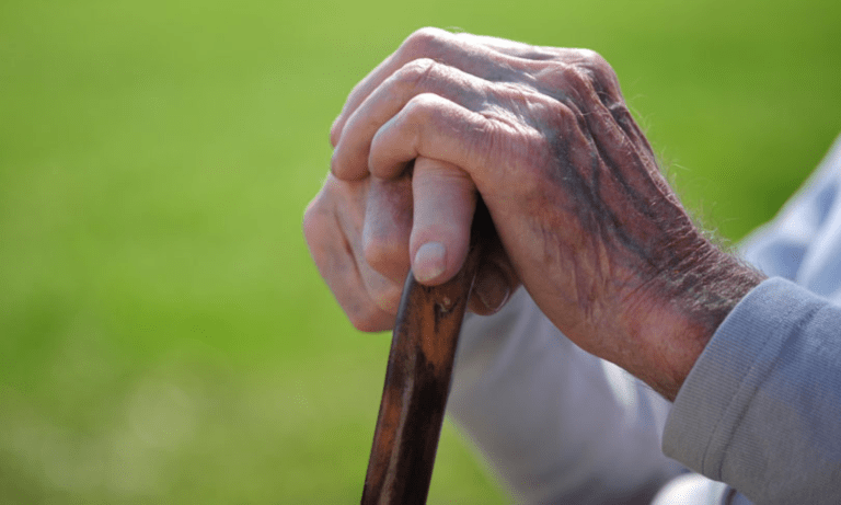 ६५ ते ७५ वर्षादरम्यानच्या नागरिकांनाही बससेवांमधून ५० टक्के सवलत आहे,७५ च्या पुढच्यांना मोफत ;मात्र जवळ ठेवा’हे ‘ओळखपत्रे …