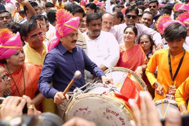 गणपती विसर्जन रथाच्या मिरवणूकीला मंत्री गिरीश महाजन यांच्या उपस्थितीत झाली सुरूवात
