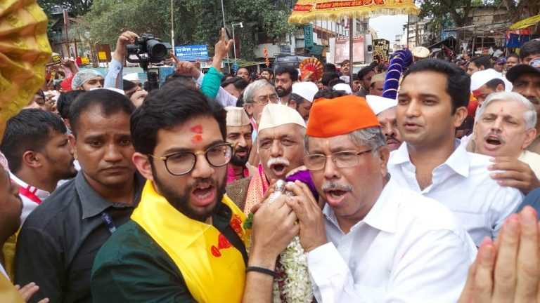 पुण्यात मोठ्या उत्साहात बाप्पांच्या मिरवणुकीला सुरुवात