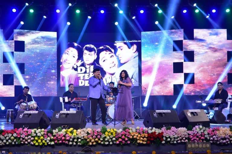 पुणे नवरात्रौ महोत्सवात महंमद रफींच्या गाण्यांमध्ये रसिक प्रेक्षक दंग