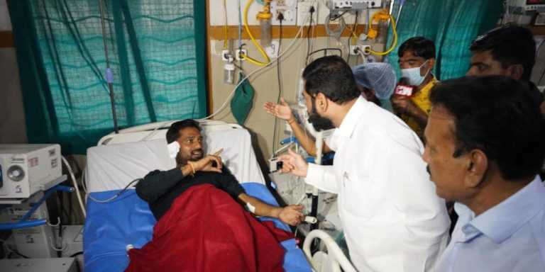 काळजी करू नका, घाबरू नका, सर्व काही ठीक होईल – नाशिकमधील अपघातग्रस्तांना मुख्यमंत्री एकनाथ शिंदे यांनी दिला धीर