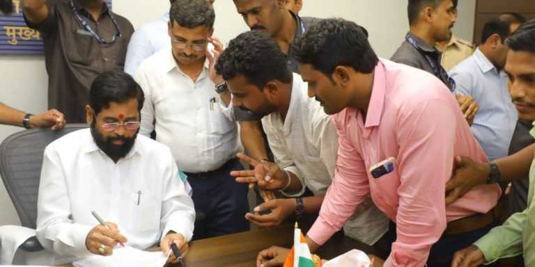 रात्रीचे आठ… अन् मंत्रालयात आलेल्या सामान्य माणसाला भेटण्याची मुख्यमंत्र्यांची तळमळ!