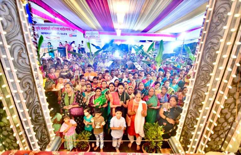 पुणे नवरात्रौ महिला महोत्सवात हजारो महिलांची महाआरती संपन्न