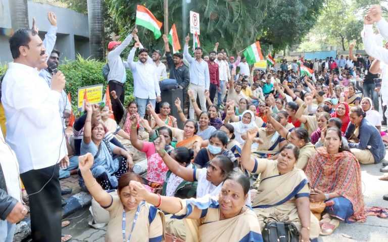 कंत्राटी कामगारांनाही बोनस व इतर लाभ मिळावा-राष्ट्रीय मजदूर संघाचे पालिकेच्या दारात आंदोलन