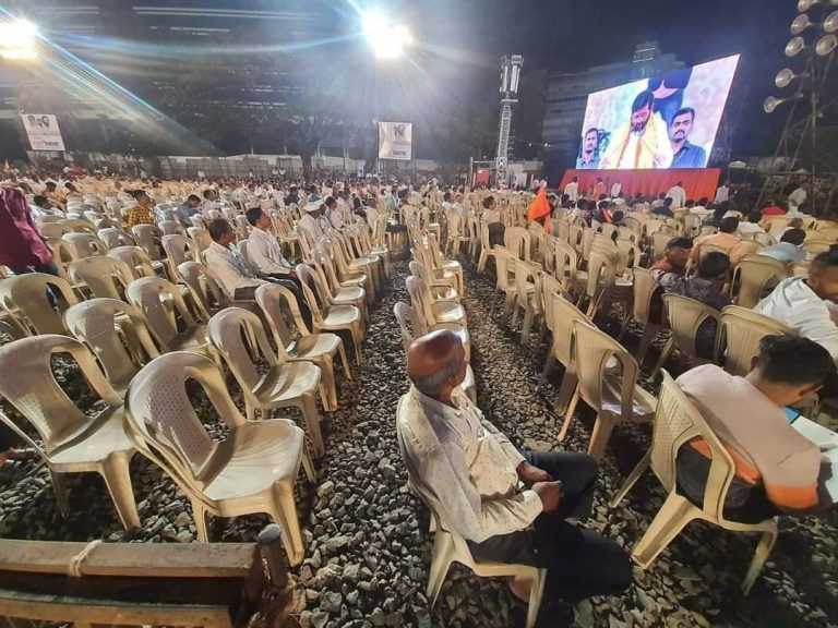 पडले फिक्के,सारे खोक्के ; शिंदेंनी लिहून दिलेले वाचले, भाषण सुरू असतानाच अर्ध्या लोकांनी मैदान सोडले