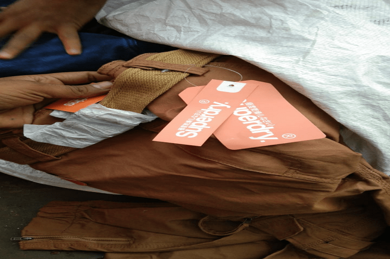 दिवाळी खरेदी करताना घ्या सावधानता : फसव्या जाहिरातींना भुलू नका : नामांकित कंपनीच्या बनावट कपड्यांची विक्री, 16 लाखांचा मुद्देमाल जप्त.