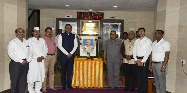 राष्ट्रपिता महात्मा गांधी यांच्या जयंतीनिमित्त विधान भवनात अभिवादन