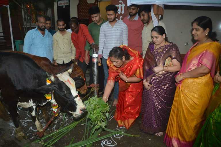 अखिल मंडई मंडळात वसुबारसेनिमित्त गोमातापूजन