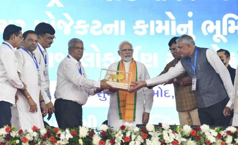 पंतप्रधान नरेंद्र मोदी यांच्या हस्ते गुजरात मधील भरूच मधील आमोद येथे 8000 कोटी रुपयांहून अधिक खर्चाच्या प्रकल्पांची पायाभरणी आणि लोकार्पण