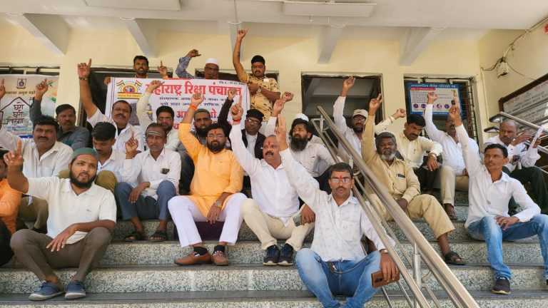 दिवाळी नंतर पहिल्याच दिवशी आरटीओचे कामकाज पाडले बंद