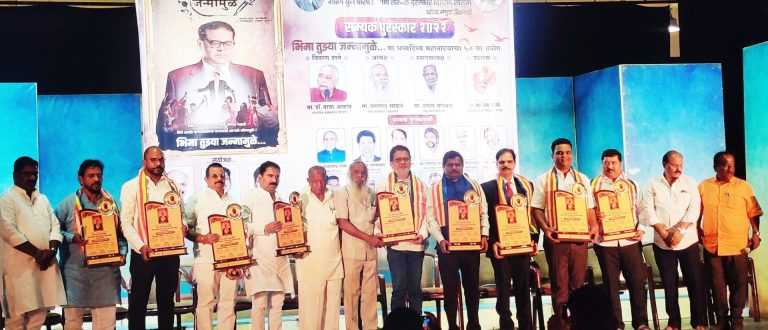 सम्यक पुरस्कारांचे  थाटात वितरण