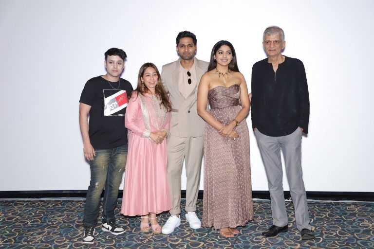 वैभव आणि पूजा म्हणतायेत ‘चल अब वहाँ’