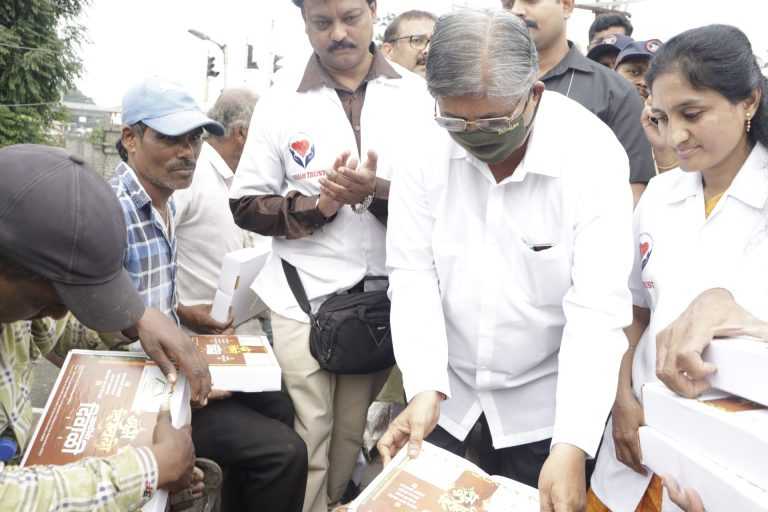 महा एनजीओ फेडरेशनने केली पुण्यातील ५ हजार भिक्षेक-यांची दिवाळी गोड 