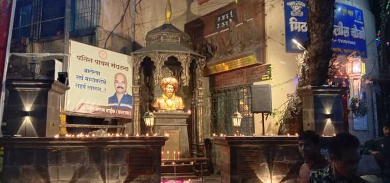 क्रांतिसूर्य महात्मा फुले स्मारकासमोर पतित पावन संघटनेतर्फे दीपोत्सव 