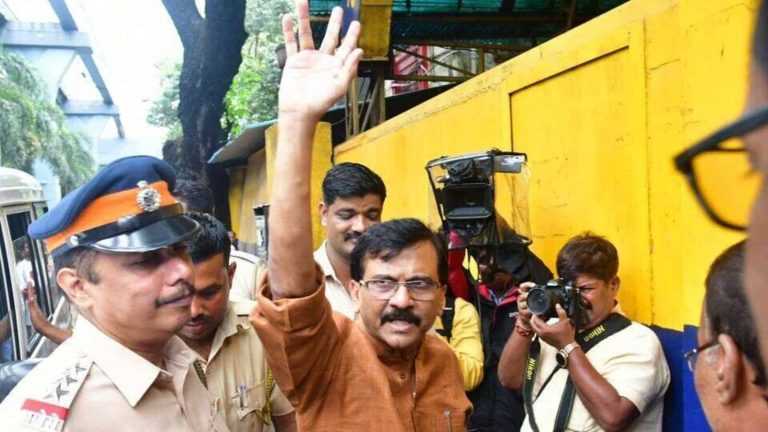 इंदिरा गांधीही अशाच परिस्थितीतून पुढे गेल्या होत्या. त्यांचे चिन्ह तर तीन वेळा बदलले होते,नवीन चिन्हच शिवसेनेसाठी क्रांती घडवेल-संजय राऊत