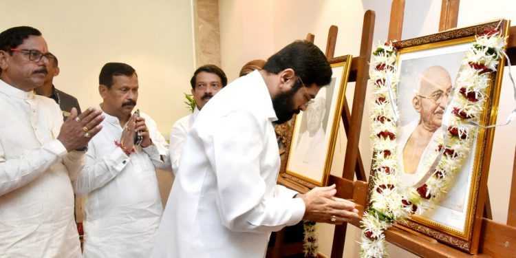 मुख्यमंत्री एकनाथ शिंदे यांचे राष्ट्रपिता महात्मा गांधी, माजी पंतप्रधान लालबहादूर शास्त्री यांना जयंतीनिमित्त अभिवादन