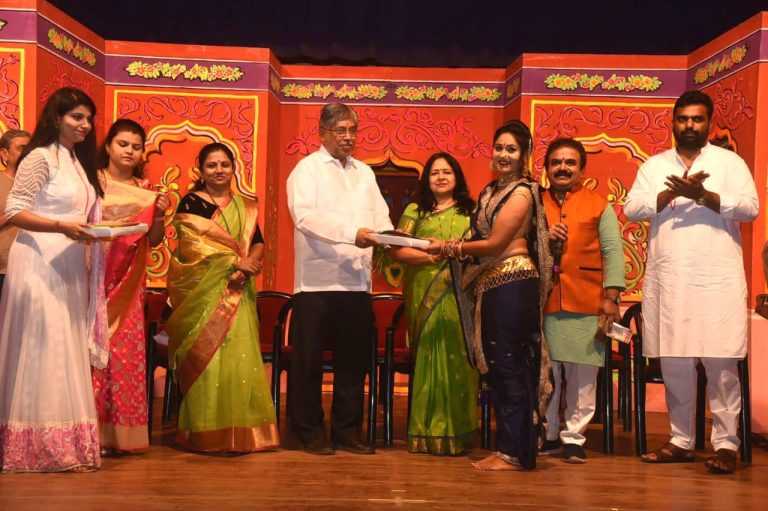 विविध सांस्कृतिक कार्यक्रमांनी नटलेल्या कोथरूड नवरात्र महोत्सवास उत्स्फूर्त प्रतिसाद