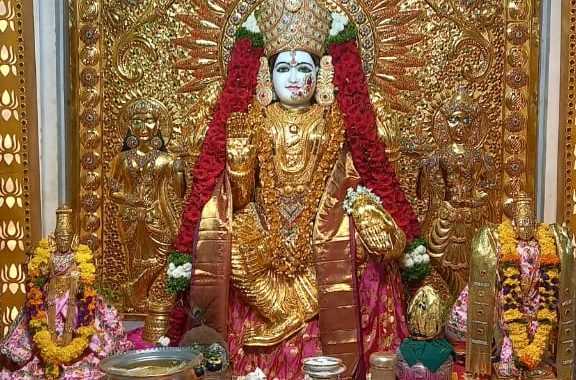 सारसबागेसमोरील श्री महालक्ष्मी देवीला सोन्याची साडी परिधान