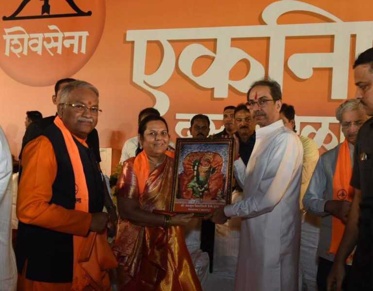 सप्तशृंगी मातेची प्रतिमा आणि साडेतीन शक्ती पीठाचा प्रसाद देऊन उध्दव ठाकरेंना  डॉ. नीलम गोऱ्हे यांनी दिल्या घवघवीत यशासाठी शुभेच्छा