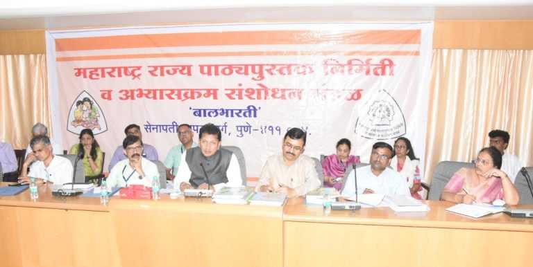 सर्वसामान्य कुटुंबातील विद्यार्थ्यांसाठी वह्यांची पाने जोडलेली पुस्तके आवश्यक-दीपक केसरकर