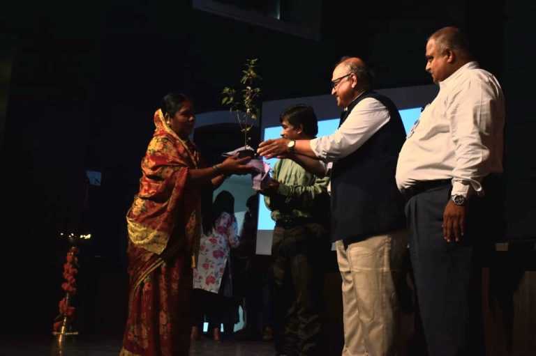 फर्ग्युसनमध्ये सफाई कर्मचार्‍यांचा सत्कार