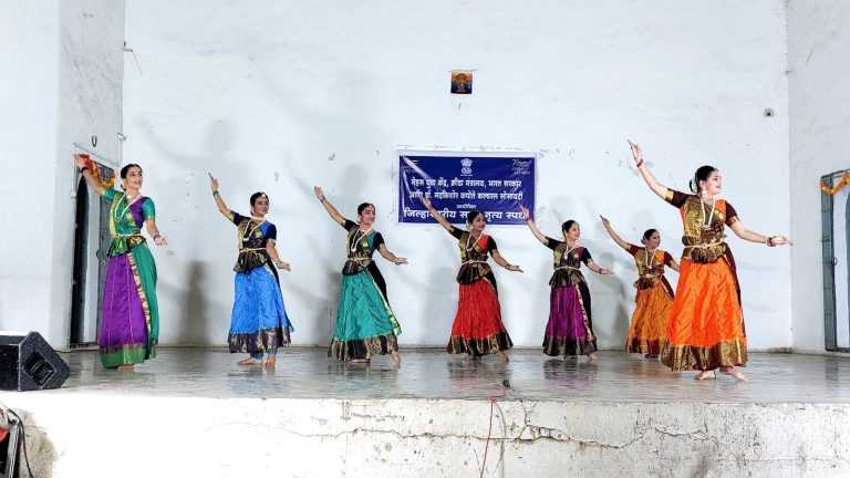 नेहरु युवा केंद्र व नंदकिशोर कल्चरल सोसायटीच्या वतीने बहारदार जिल्हास्तरीय नृत्य स्पर्धा