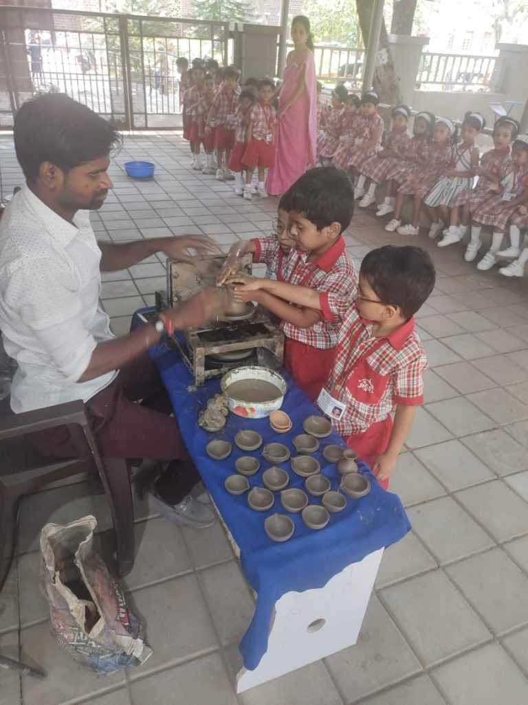 डीईएस शाळेत पणत्यांची प्रात्यक्षिके