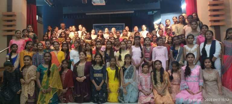 “वॉक ऑफ कॉन्फिडन्स” मध्ये कलमाडी स्कूल, कन्नड माध्यम विद्यार्थिनींच्या फॅशन शोचा “विक्रम”