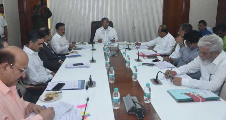 प्रत्येक जिल्ह्यात १०० विद्यार्थी क्षमतेचे वसतीगृह