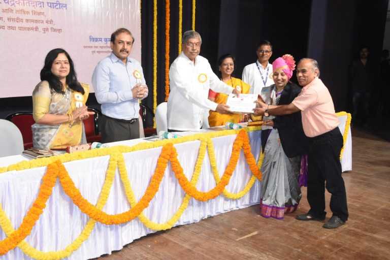 जीवन जगण्याचा आनंद देणारे शिक्षण गरजेचे-पालकमंत्री