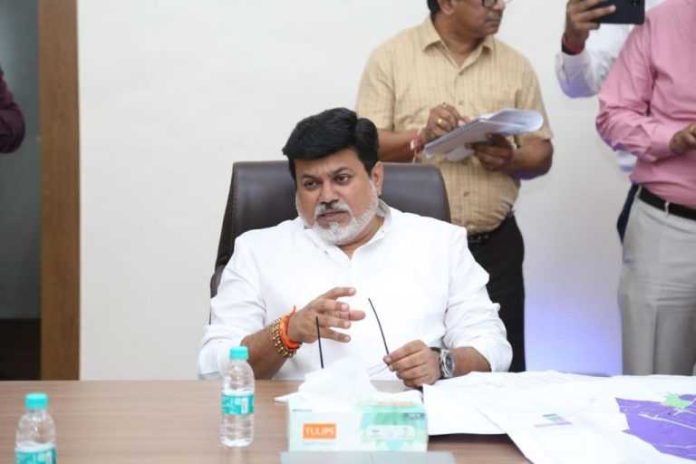 औद्योगिक क्षेत्रात त्वरित ट्रक टर्मिनलची सुविधा करा-उद्योगमंत्री