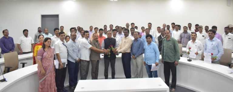 जिल्हाधिकारी डॉ.राजेश देशमुख यांची कोतवालांना पदोन्नतीची विशेष भेट