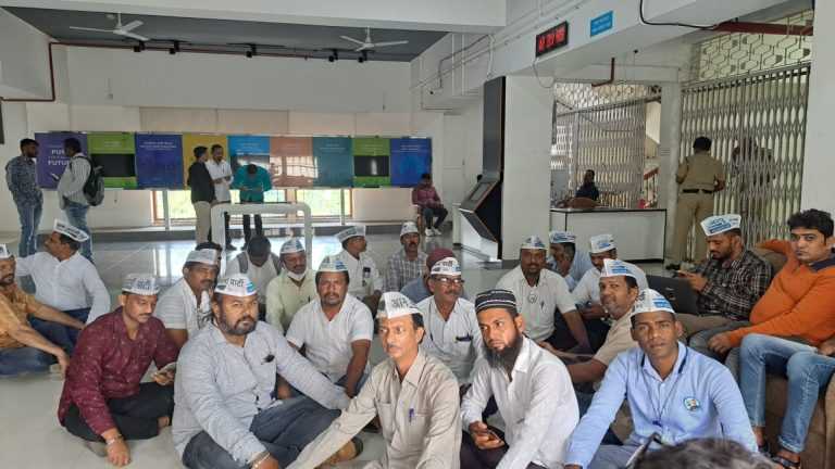 कंत्राटी कामगारांचे पैसे खाणारी महापालिका :आप च्या डॉ . मोरेंचा आरोप