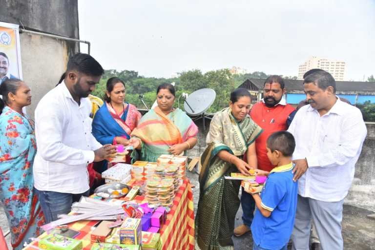 शाही अभ्यंगस्नान, नवे कपडे, फराळाच्या आस्वादाने ‘त्यांनी ‘ लुटला दिवाळीचा आनंद !